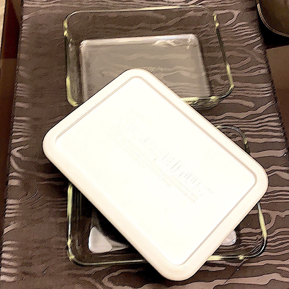 One set of 2 x glass Pyrex Corning cookware with one plastic storage lid